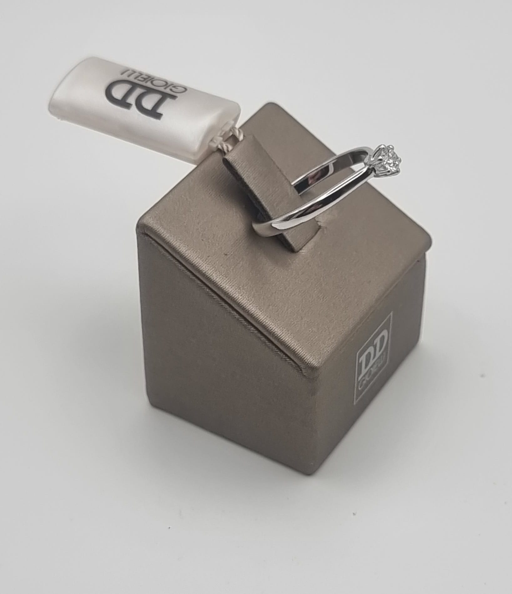 DAVITE & DELUCCHI Solitario in oro bianco 18Kt. con Diamante Kt. 0,23 - immagine 2