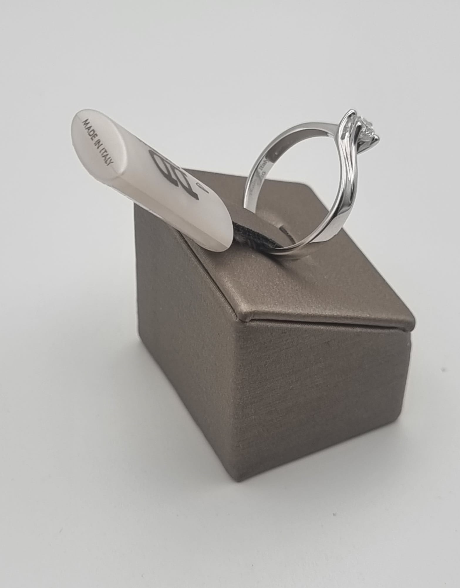 DAVITE & DELUCCHI Solitario in oro bianco 18Kt. con Diamante Kt. 0,30 - immagine 2