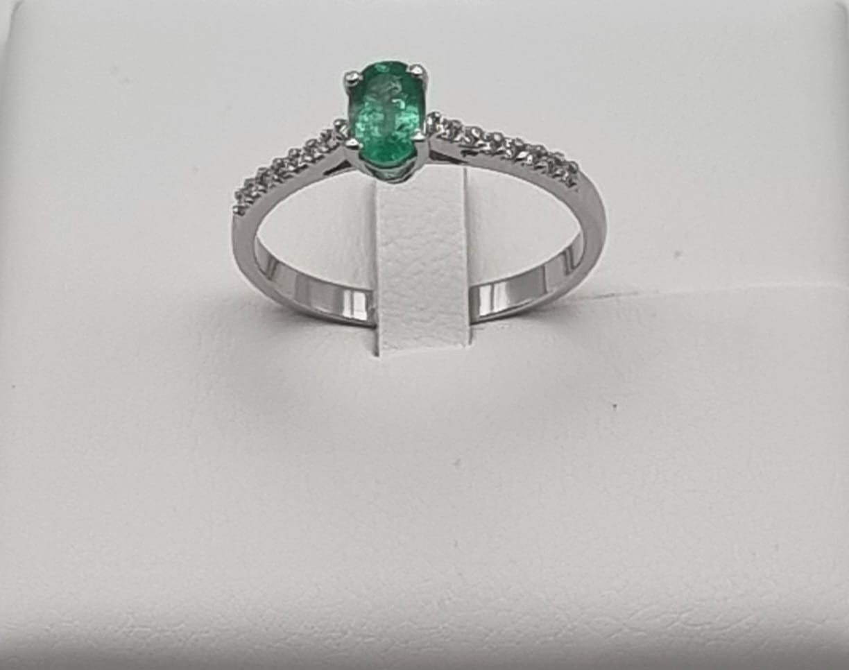 Gioielleria De Santis ANELLO CON SMERALDO OVALE E DIAMANTI