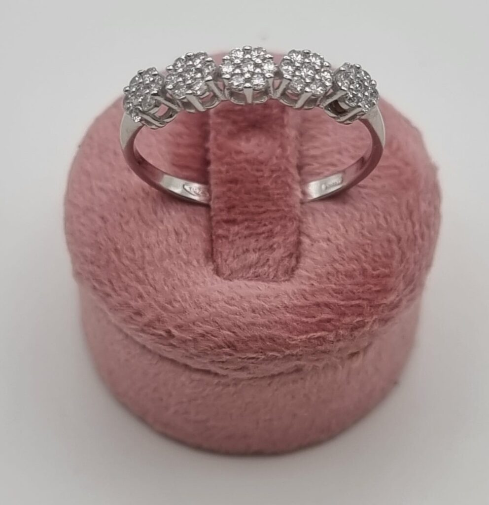 Gioielleria De Santis Fedina a Cinque Castoni Fantasia Donna in Oro Bianco 750 con Zirconi – Misura 14