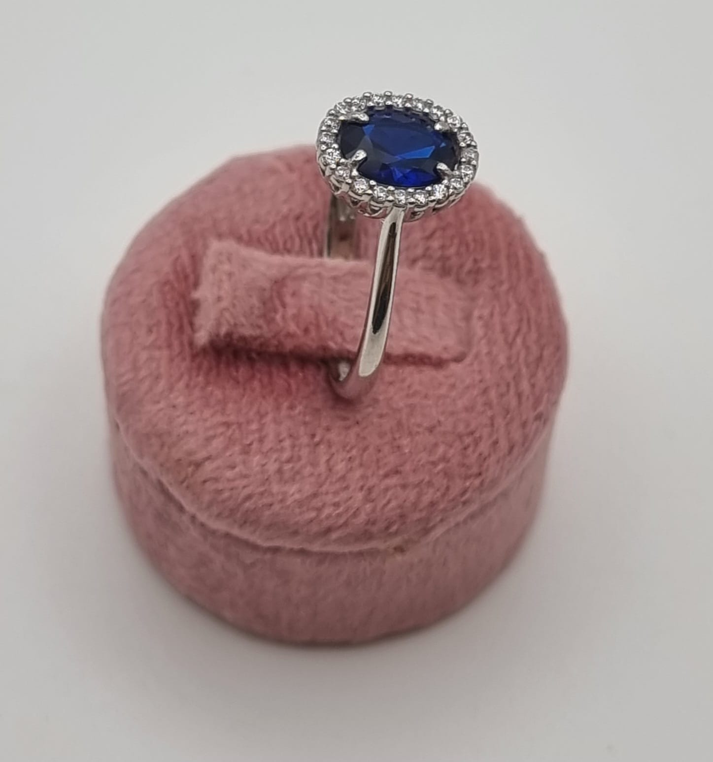 Anello da donna in oro bianco con zirconi BLU - immagine 3